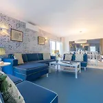 Alice - Walk To Pool Tennis Court Villa